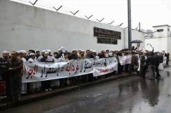 وقفة احتجاجية لفعاليات المجتمع المدني بغرداية أمام دار الصحافة “طاهر جووت”