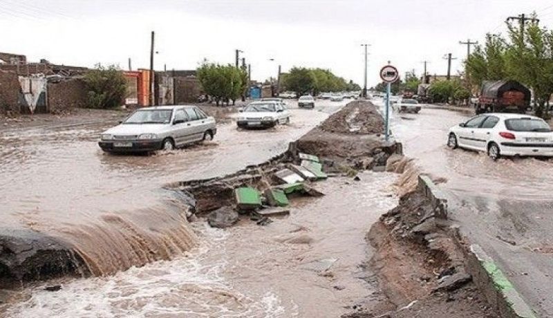 بالصور فيضان يحاصر 37 قرية جنوب إيران