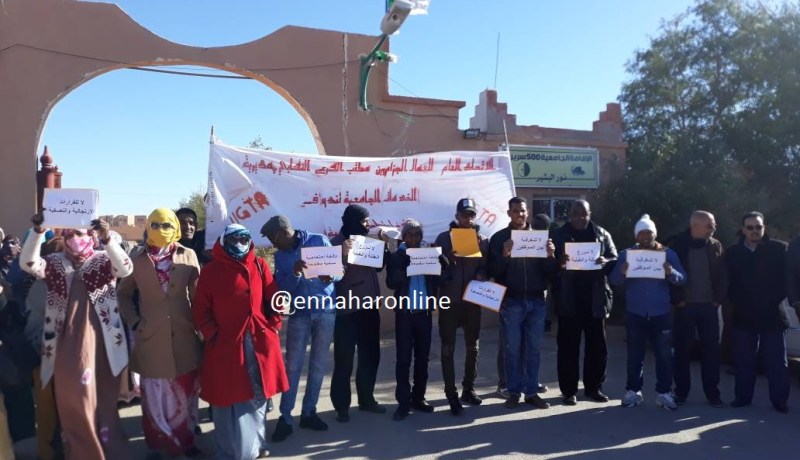 وقفة احتجاجية لعمال الإقامة الجامعية 500 سرير بتندوف