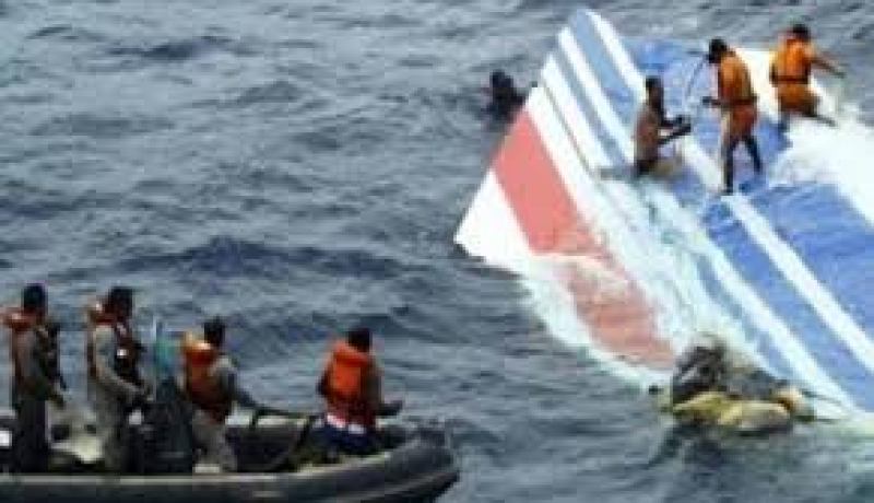 انتشال ذيل طائرة اير آسيا المنكوبة من قاع بحر جاوا