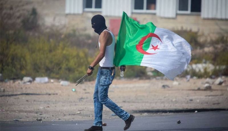 بالفيديو هذا هو سر حمل العلم الجزائري في الإنتفاضات الفلسطينية