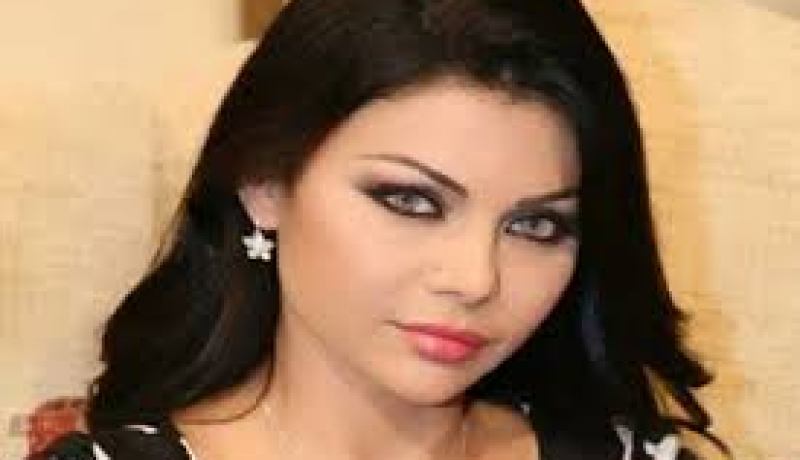 بالصورة شاب يقتحم سيلفي هيفاء وهبي