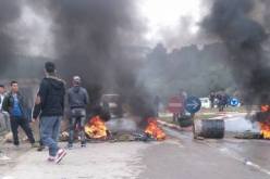 بالصور…محتجون يقطعون الطريق المؤدي إلى تيكجدة