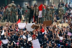 متظاهرون يواصلون تحدي الجيش المصري في ميدان التحرير