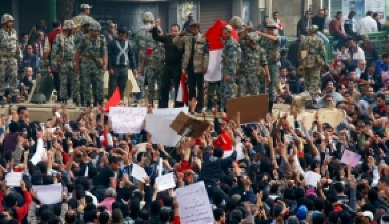 متظاهرون يواصلون تحدي الجيش المصري في ميدان التحرير