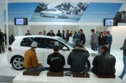 غياب شقراوات أوروبا يهدد صالون السيارات  بالفشل