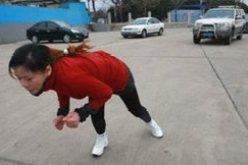 فتاه صينيه تسحب سيارتين بخصلات شعرها