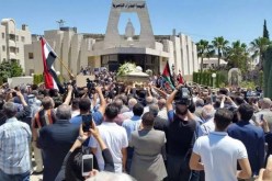 جماهير حاشدة تشيع جنازة طارق عزيز