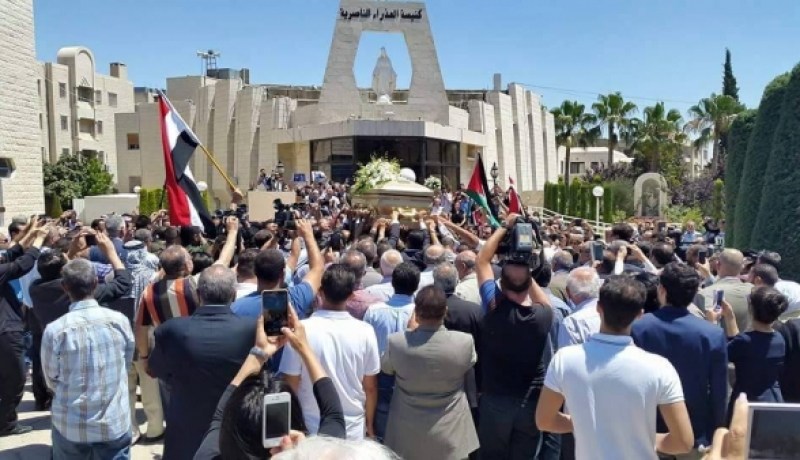 جماهير حاشدة تشيع جنازة طارق عزيز