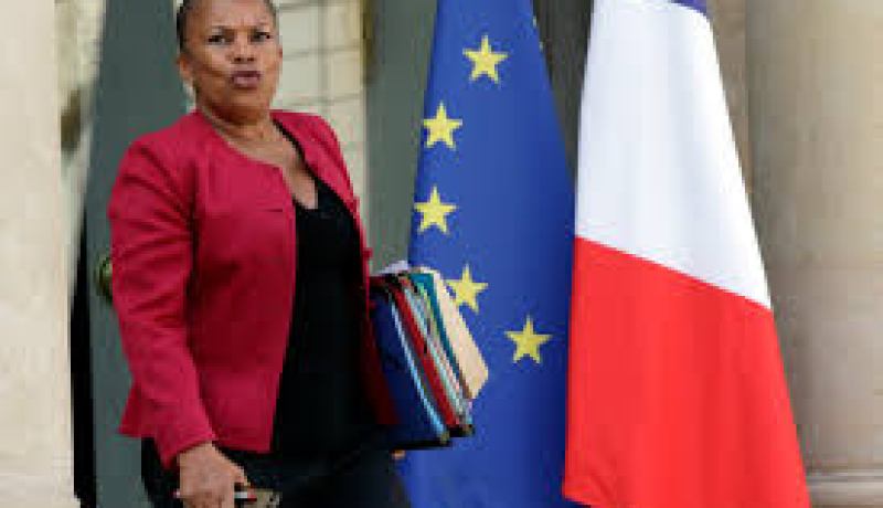 وزيرة العدل الفرنسية تستقيل بسبب قانون سحب الجنسية المزدوجة