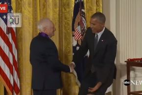 شيخ يمزح مع أوباما ويحاول نزع سرواله