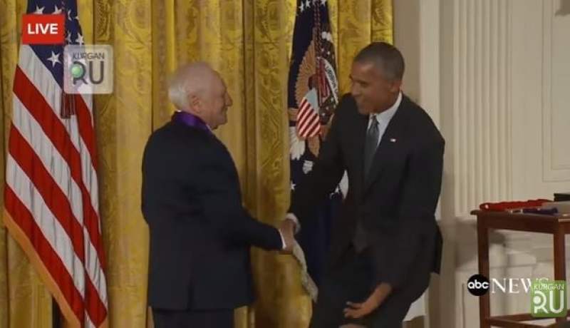 شيخ يمزح مع أوباما ويحاول نزع سرواله