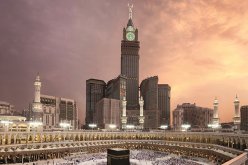 بالفيديو.. شابان يصوّران فيديو رهيب وهما يسيران على حافة برج السّاعة بمكّة