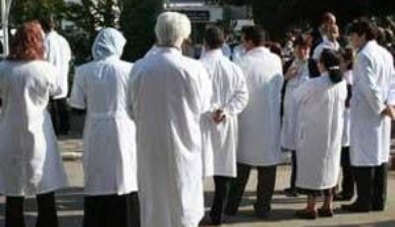 أصحاب المآزر البيضاء في احتجاج أمام رئاسة الجمهورية في 28 أفريل