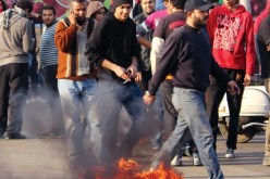 انصار مرسي يحرقون الاطارات بالمهندسين والشرطة ترد بالغاز والخرطوش‎