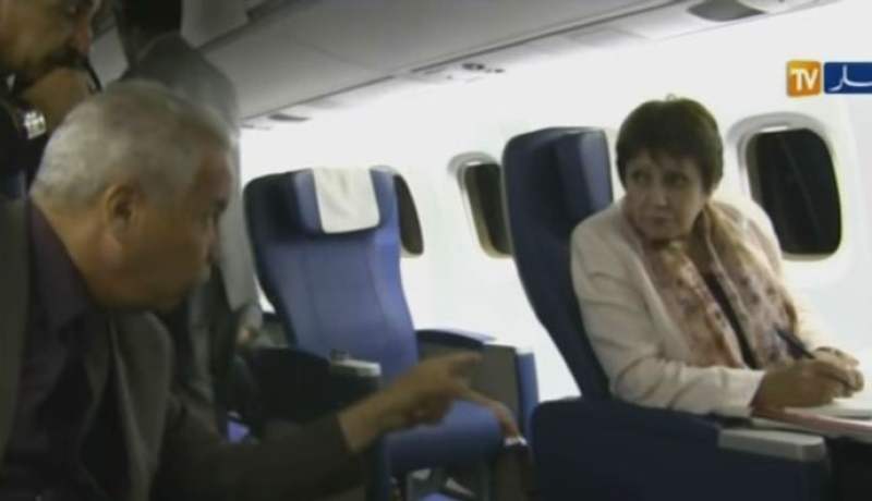 هذا ما تفعله بن غبريت على متن الطائرة