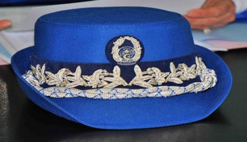 بائعة هوى ترتدي قبعة شرطية وتنشر صورها عبر الفايسبوك