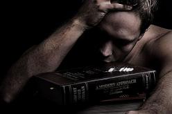 أعيش الغربة في بيتي لأنّي لم أستطع التّأقلم مع زوجة تافهة