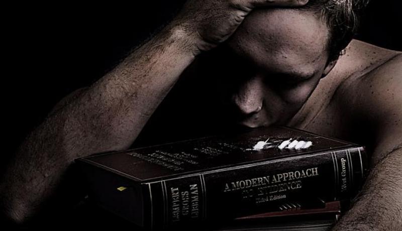 أعيش الغربة في بيتي لأنّي لم أستطع التّأقلم مع زوجة تافهة