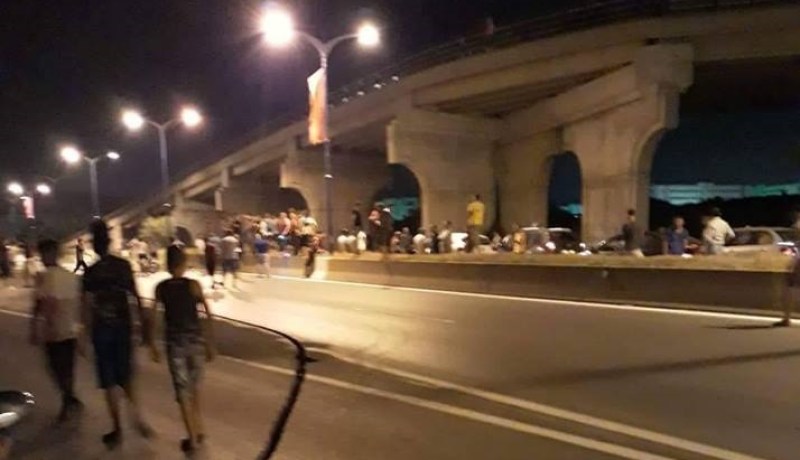 بالصور.. سكان الأمير عبد القادر بجيجل يغلقون الطريق