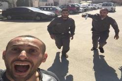 سيلفي لمغني فلسطيني مع شرطيان إسرائليان يصنع الحدث