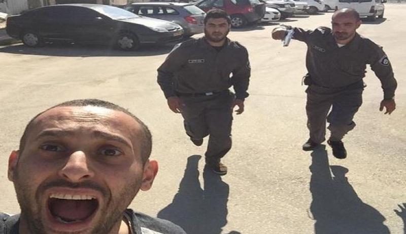 سيلفي لمغني فلسطيني مع شرطيان إسرائليان يصنع الحدث