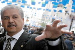 سلال  يعاين مشروع تزويد 11 بلدية بمياه البحر المحلاة في معسكر