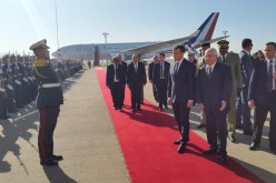 وصول الرئيس الفرنسي إيمانويل ماكرون إلى مطار هواري بومدين الدولي