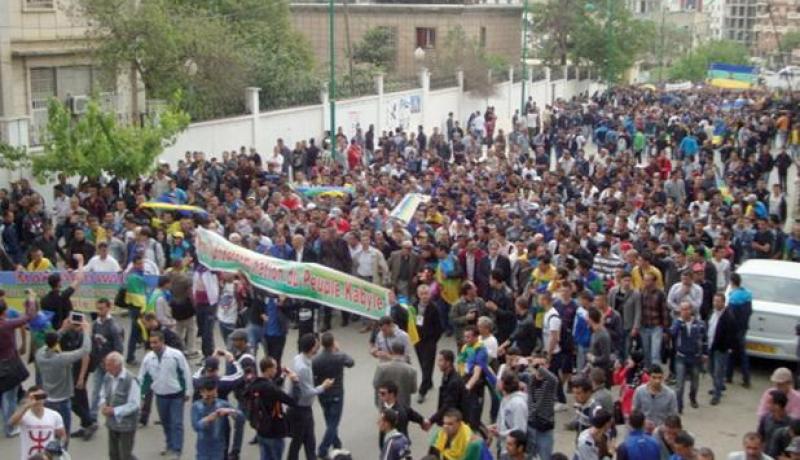 مسيرة سلمية للمواطنين للمطالبة بتعزيز الأمن في تيزي وزو