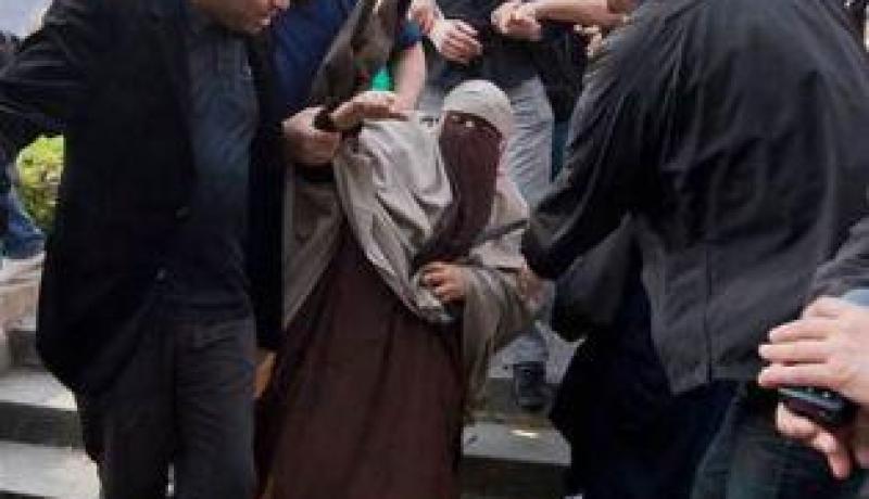 الشرطة الفرنسية تواجه العنف عند تنفيذ قانون حظر ارتداء النقاب