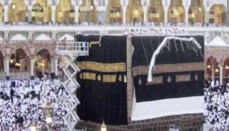 الكعبة المشرفة تلبس كسوتها الجديدة