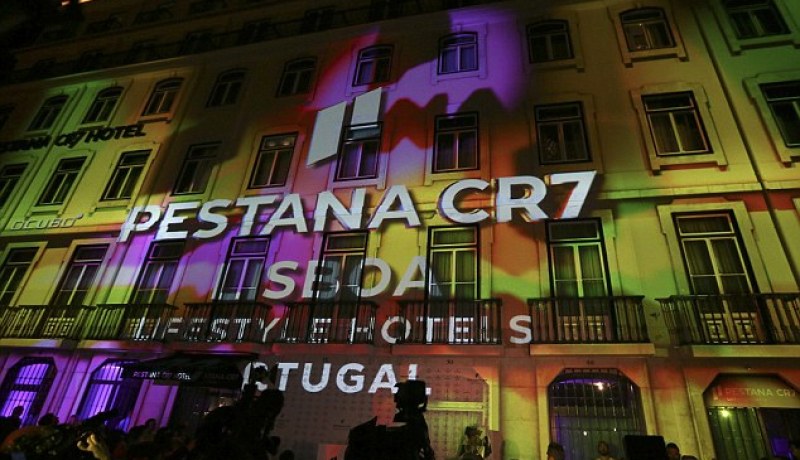 بالصور والفيديو.. رونالدو يفتتح فندقه الجديد في لشبونة