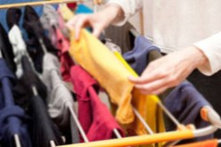 يعتدي بالضرب على جارتيه بسبب نشر الغسيل في الحراش