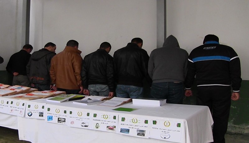 حارس ببلديـة المرسـى بالشلف يقـود شبكـة لسرقـة السيارات وإعادة بيعها بوثائق مزورة في الحراش