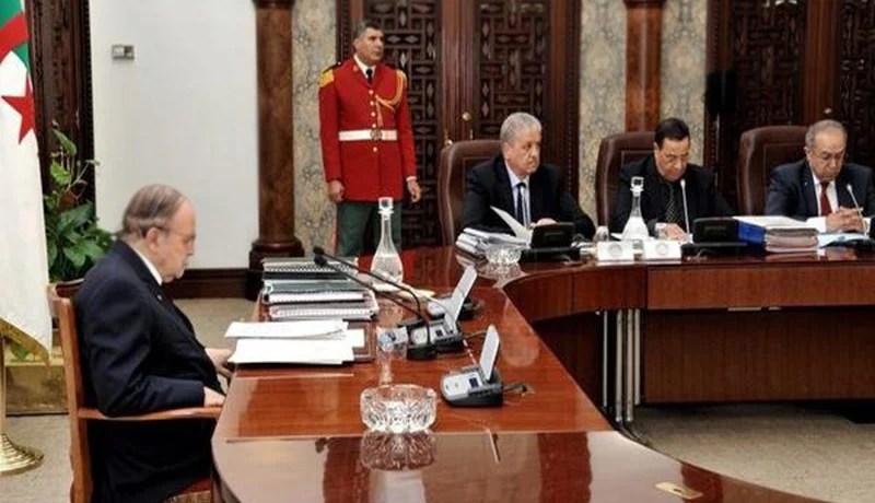 الرئيس بوتفليقة يجتمع اليوم بحكومة سلال وقانون المالية من أهم القضايا