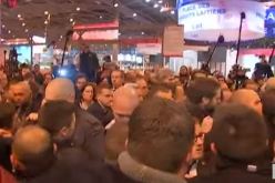 بالفيديو مزارعون فرنسيون يوجهون شتائم وهتافات معادية لفرانسوا هولاند