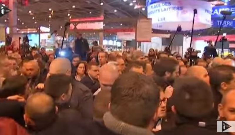 بالفيديو مزارعون فرنسيون يوجهون شتائم وهتافات معادية لفرانسوا هولاند