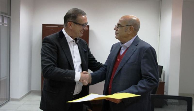 بالصور ليكنس يوقع رسميا عقده إلى 2019