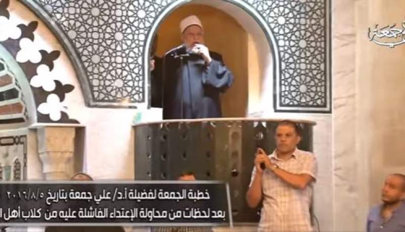 الحارس الشخصي لمفتي مصر السابق يشهر سلاحه أمام المصلين داخل المسجد