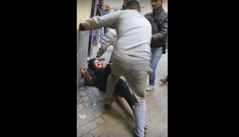 بالفيديو.. مغربي يبرح زوجته ضربا في الشارع أمام الجيران