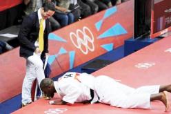 لاعب الجيدو الفرنسي تيدي يقبل حذاء مدربه بعد فوزه بذهبية في اولمبياد لندن