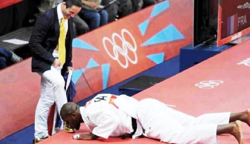 لاعب الجيدو الفرنسي تيدي يقبل حذاء مدربه بعد فوزه بذهبية في اولمبياد لندن