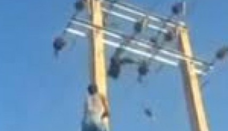 بالفيديو انتحاررجل صيني بصعقة كهربائية فوق العمود الكهربائي