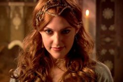 مريم أوزرلي عميلة  للمخابرات الروسية تحمل السّلاح  وتحارب قطاع الطرق