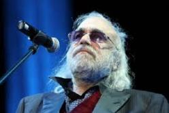 وفاة المغني اليوناني الشهير ديميس روسوس