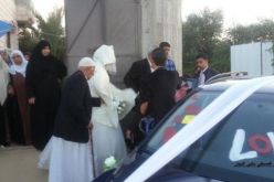 معبر رفح ..عروس فلسطينية تحتفل بيوم زفافها مع صورة عريسها