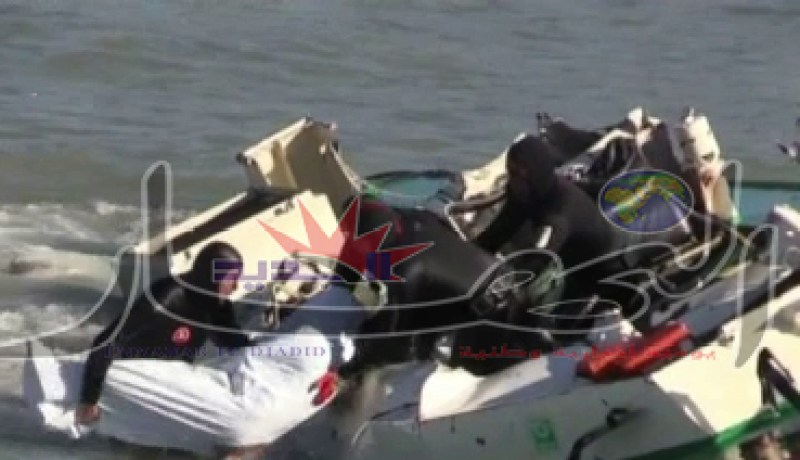 بالفيديو: العثور على جثتين للبحارة المفقودين داخل الباخرة التي غرقت بالقرب من ميناء الجزائر