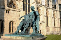 فقدان سيف تمثال الإمبراطور قسطنطين