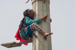 بالصور والفيديو.. محاولة إنتحار عجوز