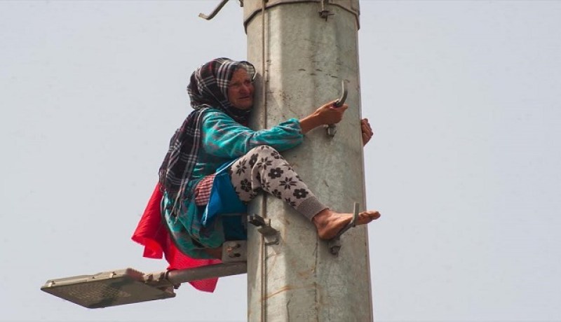 بالصور والفيديو.. محاولة إنتحار عجوز